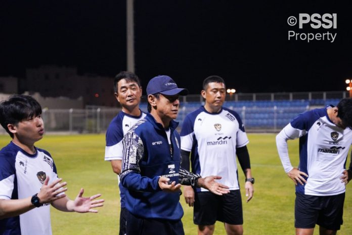 Shin Tae-yong didampingi para asisten memimpin latihan perdana Timnas Indonesia di Bahrain. (wartabanjar.com - Ist. PSSI)