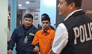 Terdakwa Yudha Arfandi menghadiri persidangan dengan dakwaan pembunuhan berencana terhadap bocah Dante. (wartabanjar.com - Ist. Tribrata)