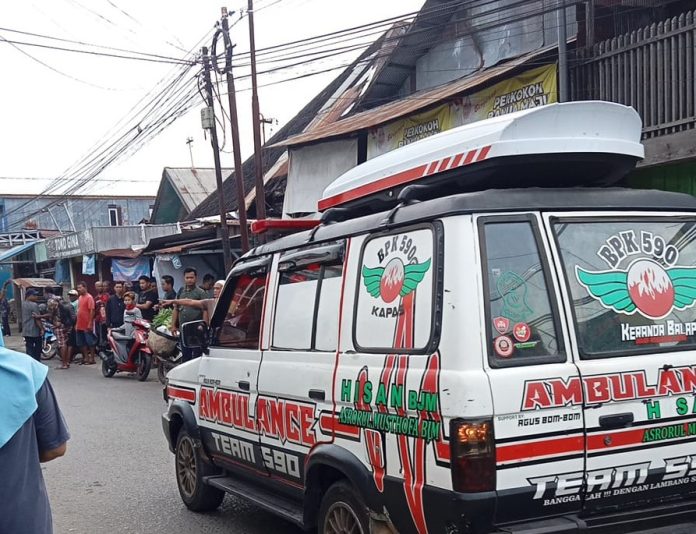 Unit milik relawan berada di Kelayan B depan Gang Setiarahman untuk melakukan evakuasi menunggu pihak kepolisian dan Inafis. (wartabanjar.com - Ist. Rekanan)