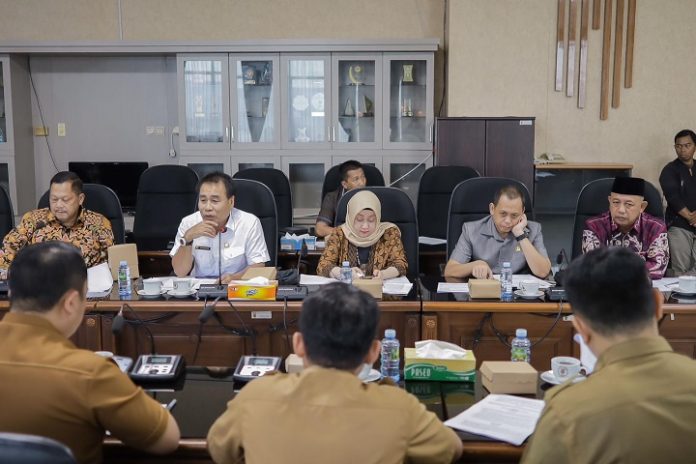 Rapat finalisasi rancangan peraturan tata tertib DPRD Provinsi Kalimantan Selatan dipimpin Ketua Pansus Gusti Iskandar Sukma Alamsyah (paling kiri). (wartabanjar.com - Ist. Humas DPRD Kalsel)