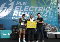 PLN Serahkan Motor Listrik untuk 5 Pengemudi Ojol Prasejahtera di PLN Electric Run 2024