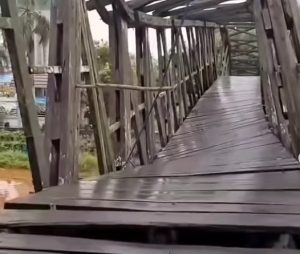Jembatan di Anjir Pasar miring dan nyaris ambruk. (wartabanjar.com - Ist. @kabarbanuakalsel)