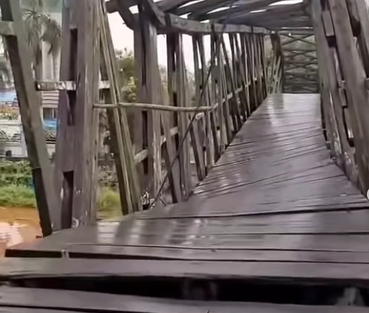 Jembatan di Anjir Pasar miring dan nyaris ambruk. (wartabanjar.com - Ist. @kabarbanuakalsel)