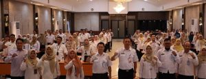 Kepala Dinas Kesehatan Kota Banjarmasin, dr Tabiun Huda, bersama peserta kegiatan SISDMK. (wartabanjar.com - Ist. Dinkes Bjm)