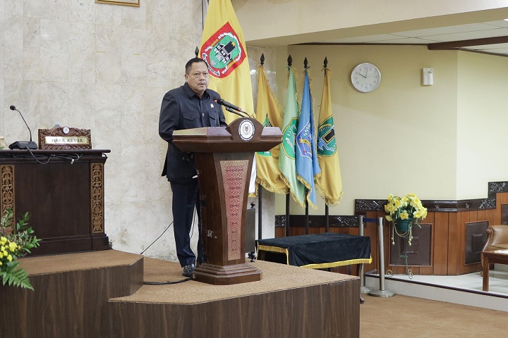 Ketua Pansus Tatib DPRD Provinsi Kalsel, H Gusti Iskandar Sukma Alamsyah menyampaikan hasil pembahasan di tingkat pansus. (wartabanjar.com - Ist. Humas Setwan)