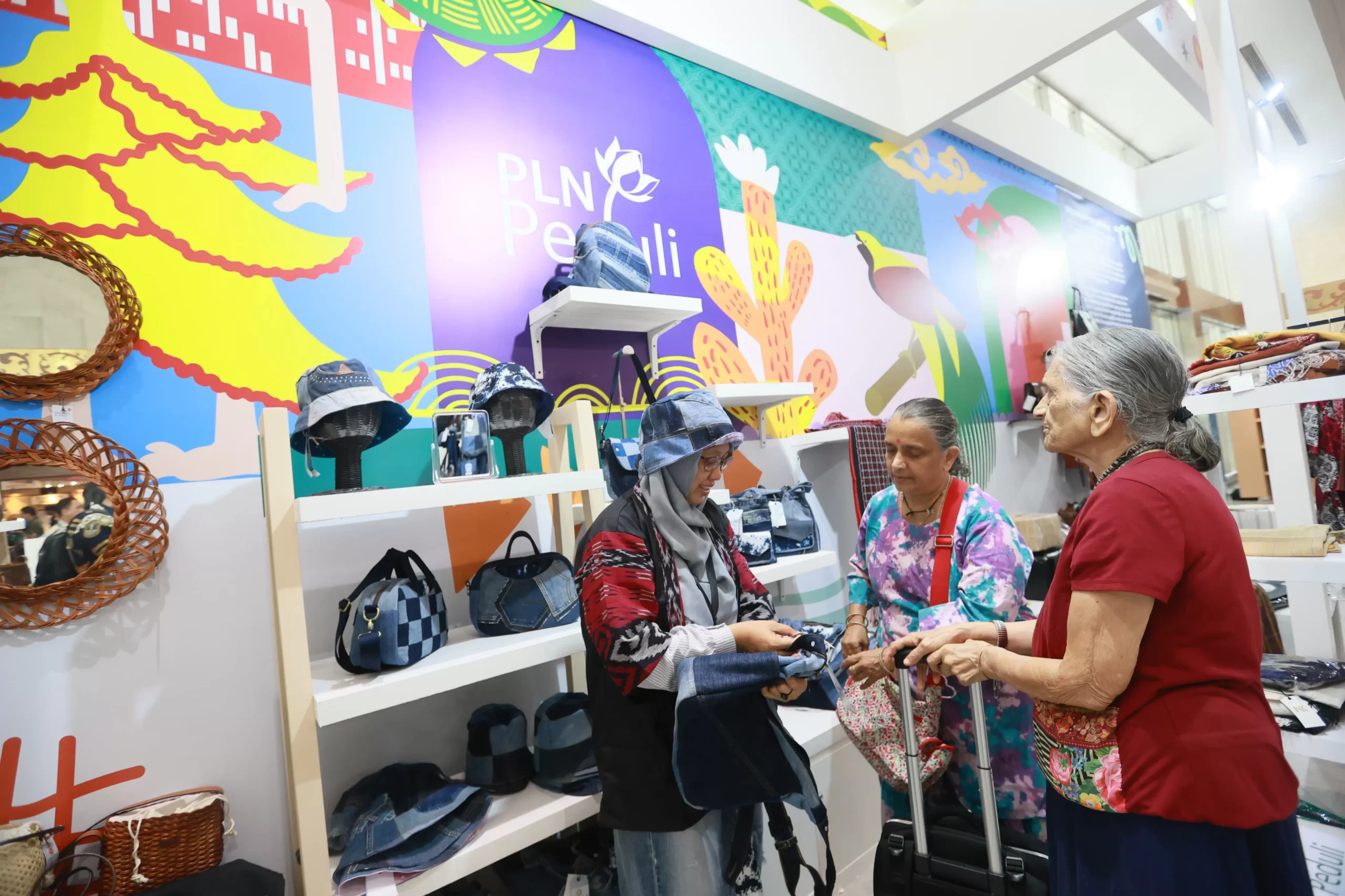 Suasana booth PLN di ajang INACRAFT on October yang ramai dikunjungi oleh pengunjung baik domestik maupun internasional. (Dok. PLN)