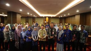 Kepala Dinas Kesehatan Kota Banjarmasin, dr Tabiun Huda (tengah, batik gelap) bersama peserta dan narasumber. (wartabanjar.com - Ist. Humas Dinkes)
