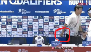 Shin Tae-yong menolak berjabat tangan dengan media officer Bahrain. (Instagram)