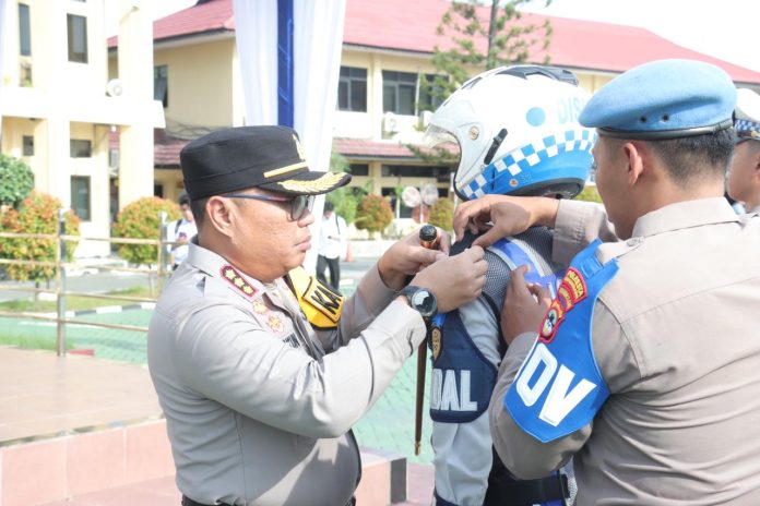 Kapolres Banjarmasin memimpin gelar pasukan dimulainya Operasi Zebra 2024, Senin 14 Oktober 2024. (wartabanjar.com - Iqnatius Aprianus)