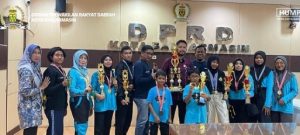 Ketua DPRD Kota Banjarmasin,Rikval Fachruri (tengah pegang piala) menerima audensi Forspek Kalsel, Sabtu 12 Oktober 2024. (wartabanjar.com - Ist. Humpro)