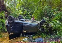 Mobil Wisatawan ke Bukit Tangkiling Terguling di Jalan Trans Kalmantan Palangka Raya