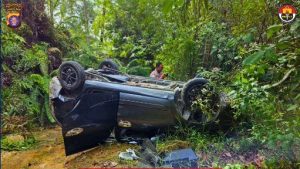 Mobil terguling di kawasan jalan trans Palangka Raya menuju Bukit Tangkiling, Kalteng. (wartabanjar.com - Ist. Polresta Palangka Raya)
