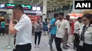 Pilot Air India Express dan krunya setelah berhasil mendarat darurat. (Istimewa)