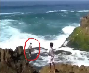 Remaja terseret ombak di Tulungagung. (wartabanjar.com - Ist. Instagram)