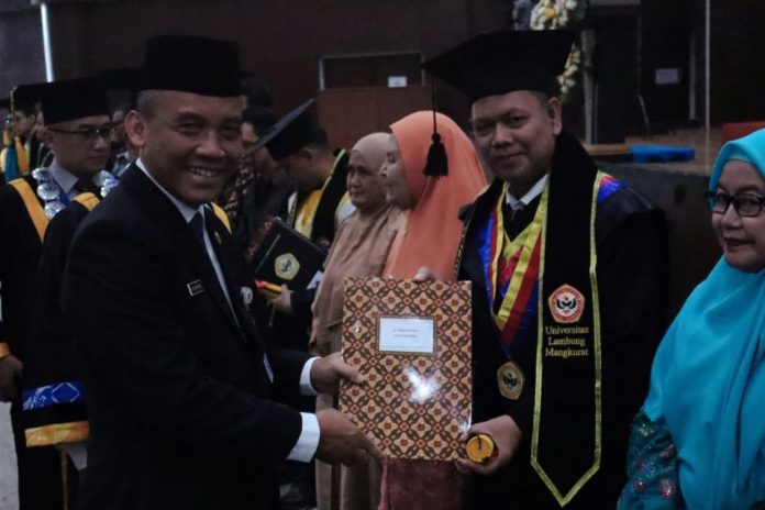 Adi Sasono menghadiri wisuda ke-121 ULM di Banjarbaru, Selasa 15 Oktober 2024. (wartabanjar.com - Ist. MC Kalsel)