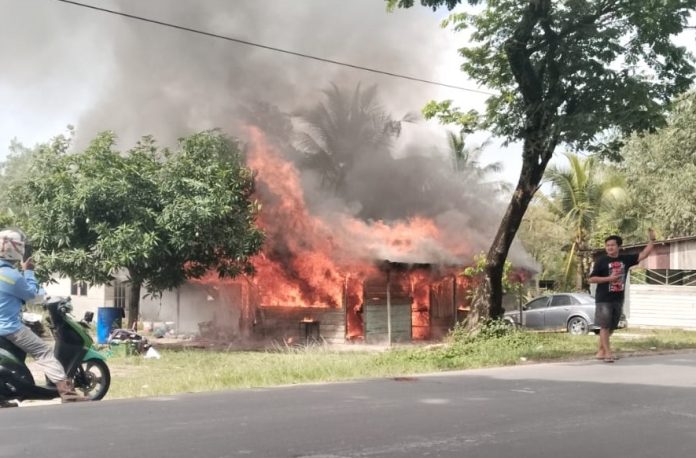 Warung makan terbakar di Jalan Trikora, Banjarbaru, Rabu pagi. (wartabanjar.com - Ist. Rekanan)