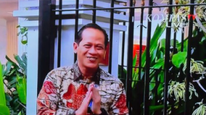 Hanif Faisol Nurofiq saat mendatangi Hambalang. (Tangkapan layan Kompas TV)