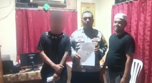 Pria yang mengamuk karena mabuk membuat surat pernyataan di hadapan Babhinkamtibmas. (wartabanjar.com - Humas)