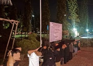 Sepuluh pria diamankan Satpol PP dan Damkar Kabupaten Tanah Laut sedang pesta miras di bangku taman. (wartabanjar.com - Ist. Satpol PP Tala)