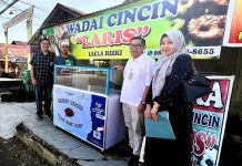 UPZ Bank Kalsel Melalui Kantor Cabang Syariah Kandangan Serahkan Bantuan 2 Rombong Barakah
