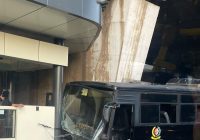 Bus Paspampres Tabrak Halte Busway