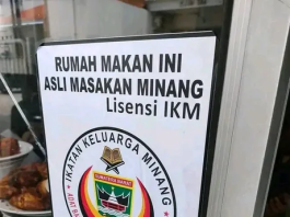 Viral Rumah Makan Padang Kini Ditempeli Stiker 'Asli Minang'