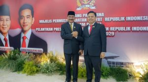 Ketua DPRD Kalimantan Selatan, H Supian HK (kiri) bersama Sekdaprov Roy Rizali Anwar menghadiri pelantikan Prabowo-Gibran. (wartabanjar.com - Humas DPRD Kalsel)