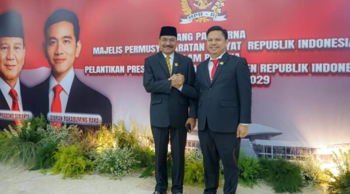 Ketua DPRD Kalimantan Selatan, H Supian HK (kiri) bersama Sekdaprov Roy Rizali Anwar menghadiri pelantikan Prabowo-Gibran. (wartabanjar.com - Humas DPRD Kalsel)