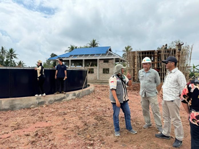 Dinas PUPR Kalsel melakukan peninjauan Jaringan Distribusi Utama di Tamban, Kabupaten Batola. (wartabanjar.com - Ist, MC Kalsel)