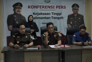 Konferensi pers oleh Kejati Kalteng yang menetapkan tiga pegawai Bawaslu Kabupaten Seruyan sebagai tersangka. (wartabanjar.com - Ist. @infokalteng.reborn)