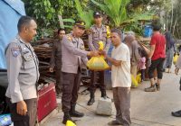 10 Warga Korban Tanah Amblas di Lampihong Dapat Bantuan Sembako dari Kapolres Balangan