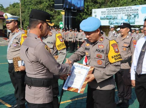 Polres Balangan Berikan Penghargaan Kepada 75 Personel Berprestasi Polri dan 1 Masyarakat Umum