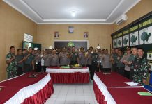 Pererat Sinergi dan Hubungan Harmonis, Kapolres HST Beri Kejutan untuk Dandim 1002/HST di HUT ke-79 TNI