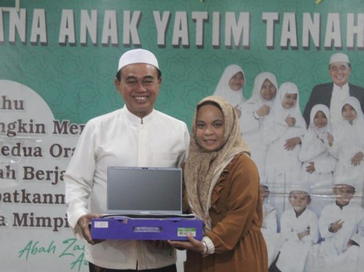 Bupati Tanah Bumbu Hadiahkan Laptop untuk Santriwati IAY Berprestasi Lulusan Terbaik dan Hafal Alquran 5 Juz