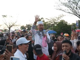 Andi Rudi Blusukan Bareng Ustaz Das'ad Latif di Bandara Bersujud Bikin Heboh Warga