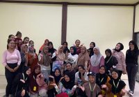 Antusiasme Ibu-Ibu Desa Mampari dalam Zumba Bersama Mahasiswa KKN STAI Al Washliyah Barabai