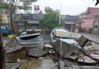 Dua Mobil Ringsek Tertimpa Pagar Beton Roboh di Depan Bapelkes Kalsel di Banjarbaru
