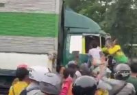 Sopir Truk Tabrak 20 Kendaraan di Cipondoh Dikeroyok Warga