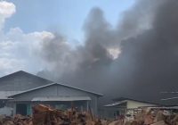 Gudang Tepung Bahan Pembuatan Obat Nyamuk di Landasan Ulin Terbakar