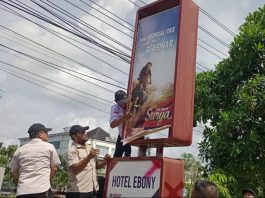 Bapenda dan Satpol PP Damkar Tanbu Copot Papan Reklame Perusahaan Tak Taat Pajak di Batulicin