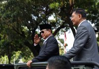 Begini Antusiasme Warga Sapa Presiden Prabowo dan Menhan Sjafrie Naik Maung