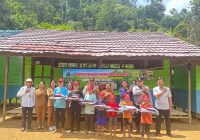 Sekolah Dasar Kecil Singsingan Berharap Akses Jalan, Kapolres Balangan Salurkan Bantuan Pendidikan