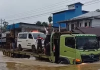 Jalur Darat Pontianak - Sanggau Terputus Akibat Banjir di Sosok