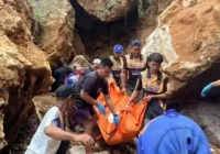 Petugas Gabungan Evakuasi Jasad Lansia Yang Terjepit Batu Gunung Naringgit