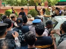 Kericuhan Terjadi di Alun-alun Keraton Kasepuhan Cirebon Terkait Polemik Tahta