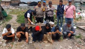 Enam orang diamankan dalam penggerebekan di kampung narkoba Boncos. (wartabanjar.com - Ist. Tribrata)