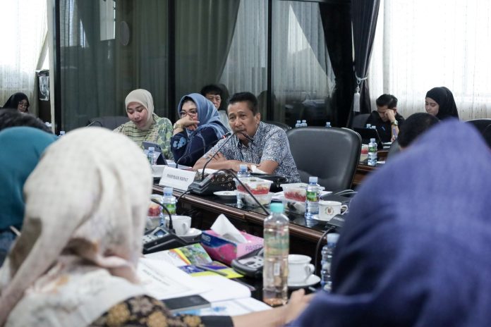 Komisi IV DPRD Kalsel bersama Disnakertrans membahas pengurangan pengangguran di tahun 2025. (wartabanjar.com - Ist, Setwan)