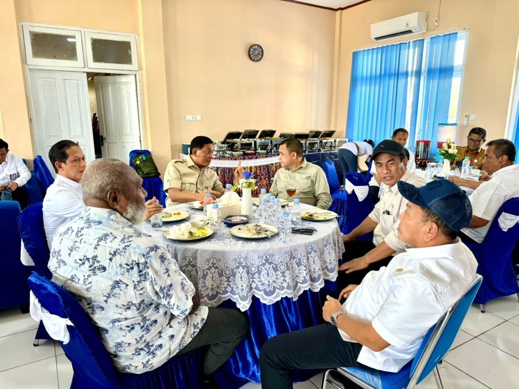 Haji Isam berbincang dengan Menhan Sjafrie Sjamsoeddin. (wartabanjar.com - Istimewa)