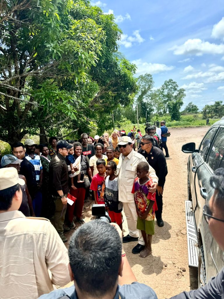 Presiden Prabowo bercengkerama dengan warga dan anak-anak Papua saat mengunjungi lahan sawah 1 juta ha di Wanam, Merauke. (wartabanjar.com - Istimewa)