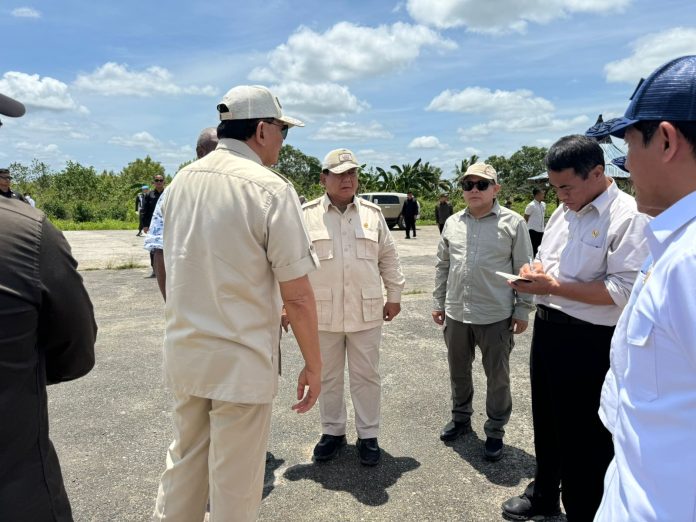 H Samsudin Andi Arsyad atau Haji Isam (kacamata hitam) menerima kunjungan Presiden Prabowo Subianto di lahan cetak sawah 1 juta ha di Merauke. (wartabanjar.com - Istimewa)